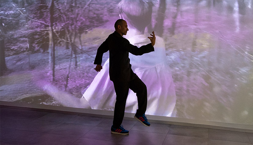 Denis Plassard danseur et chorégraphe, danse au cœur de l'exposition "Marathon, la course du messager".