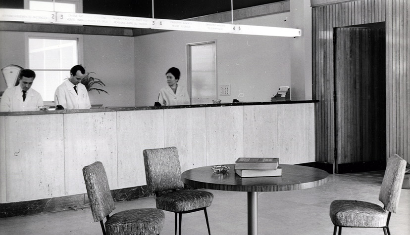 Photo intérieure du bureau de poste de Pierrelatte (Drôme) datée de 1965