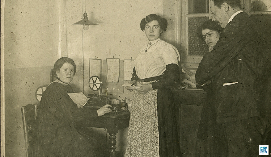 Détail - Fontenay-sous-Bois (Val-de-Marne). Personnel du bureau de poste photographié devant un appareil télégraphique Morse, Tirage argentique, 1911