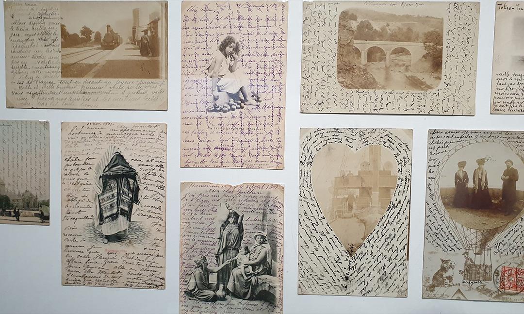 Photo de l'exposition (le visage des visiteurs a été modifié par IA)