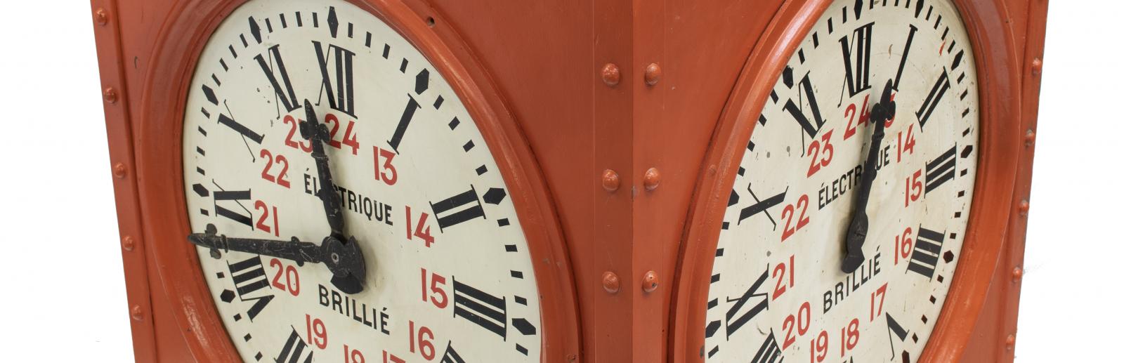  Horloge à trois cadrans, début 20e siècle. Objet collecté dans les sous-sols de la poste du Louvre avant sa rénovation en 2016 © Musée de La Poste - La Poste / Thierry Débonnaire, 2019