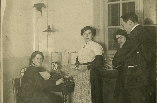 Fontenay-sous-Bois (Val-de-Marne). Personnel du bureau de poste photographié devant un appareil télégraphique Morse, Tirage argentique, 1911
