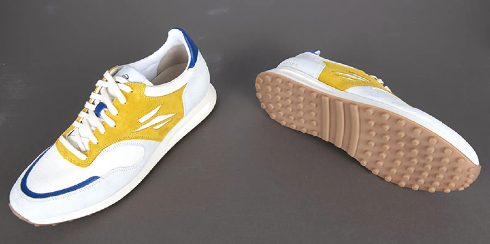 Vue 2 – chaussures jaunes
